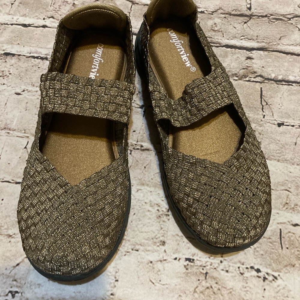 Comfort view sneaker sandals gold metallic size 7.5..